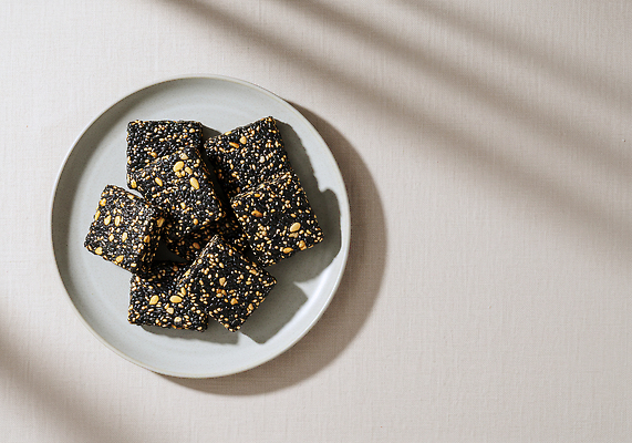 JPG 편집이미지 컬러 아침 디저트 그림자 요리 햇빛 과자 식사 맛 질감 강정 검은콩 편리함 오후 편집실사 AI포토 AI콘텐츠 주간 음식 컨셉 콩 태양 CG 파일형식