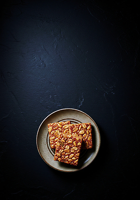 JPG 편집이미지 그릇 디저트 건강 요리 과자 식사 땅콩 강정 세련 바삭바삭 맛있는 편집실사 AI포토 AI콘텐츠 식기 음식 컨셉 견과류 CG 파일형식