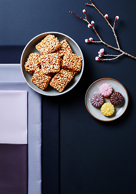 JPG 편집이미지 접시 컬러 식탁 디저트 나뭇가지 맛 대추 젤리 강정 다식 전통과자 편집실사 AI포토 AI콘텐츠 나무 식기 음식 컨셉 탁자 과자 CG 파일형식