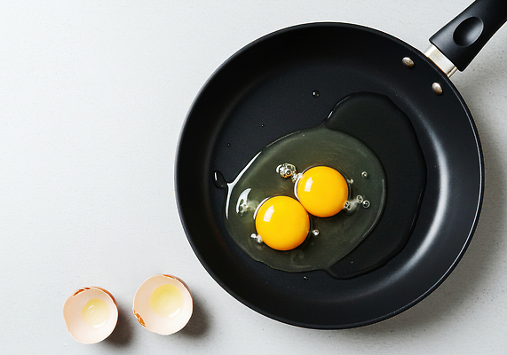 JPG 편집이미지 음식 요리 주방 계란 프라이팬 아침식사 계란껍데기 조리대 레시피 노른자 건강식 식사준비 편집실사 AI포토 AI콘텐츠 주방용품 알 식사 CG 준비 파일형식