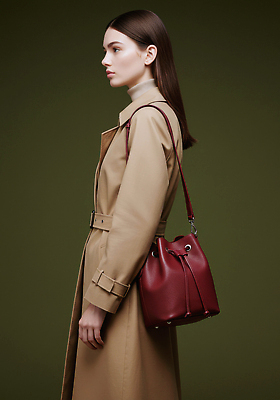 JPG 모델 편집이미지 옷 여자 패션 컬러 포즈 매력적 고급 트렌치코트 런웨이 의료성형뷰티 스타일 디테일 초록배경 편집실사 AI포토 AI인물포토 AI콘텐츠 백그라운드 컨셉 사람 초록색 코트 CG 파일형식