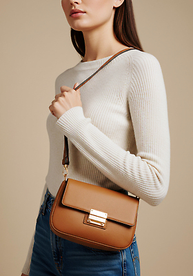 JPG 모델 편집이미지 옷 여자 패션 포즈 가방 일상 캐주얼 청바지 오브젝트 조화 긴팔티셔츠 베이지색 의료성형뷰티 스타일 세련 편집실사 AI포토 AI인물포토 AI콘텐츠 잡화 컬러 티셔츠 바지 사람 라이프 CG 파일형식