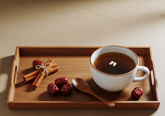 JPG 편집이미지 자연 디저트 건강 식사 차 편안함 대추 조화 나무쟁반 따뜻한음료 수정과 시나몬 허브차 편집실사 AI포토 AI콘텐츠 음료 음식 쟁반 목재 차_음료 감각 전통차 CG 생태계 파일형식