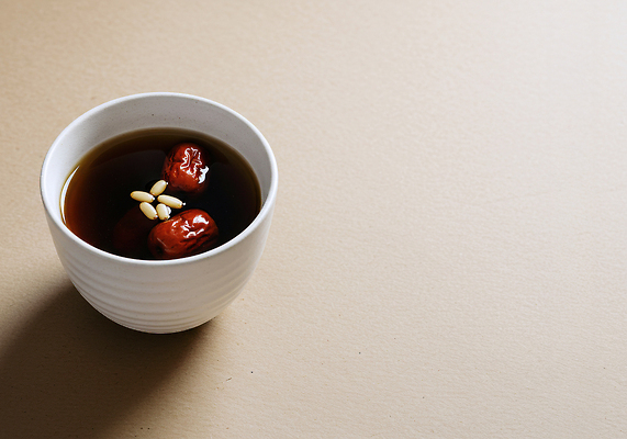 JPG 편집이미지 전통 음료 백그라운드 자연 디저트 한국 따뜻함 건강 한의학 차 편안함 대추차 산수유 수정과 편집실사 AI포토 AI콘텐츠 꽃 아시아 음식 의학 차_음료 감각 전통차 CG 생태계 파일형식