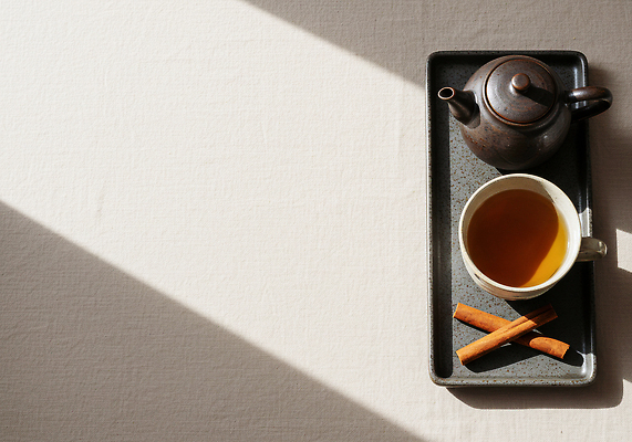 JPG 편집이미지 음료 탁자 주전자 휴식 실내 따뜻함 컵 인테리어 햇빛 막대기 우아함 차 모던 수정과 시나몬 오후 편집실사 AI포토 AI콘텐츠 식기 디자인 가구 컨셉 주방용품 내부 태양 전통차 CG 파일형식