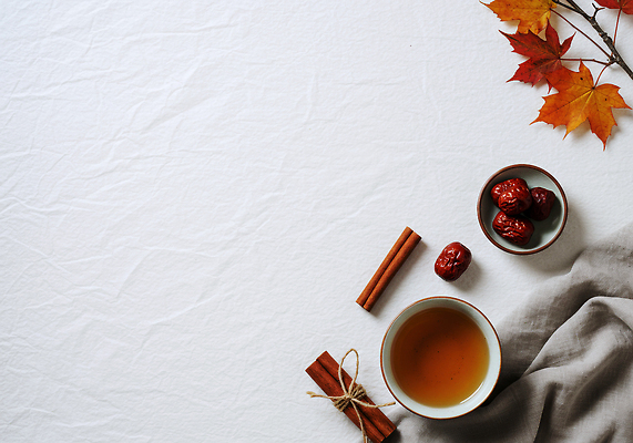 JPG 편집이미지 음료 단풍 재료 자연 탁자 따뜻함 건강 가을 차 위생 오브젝트 대추 수정과 시나몬 허브차 편집실사 AI포토 AI콘텐츠 계절 가구 잎 차_음료 전통차 CG 생태계 파일형식