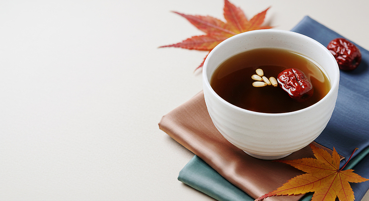 JPG 편집이미지 전통 단풍 자연 탁자 휴식 잔 따뜻함 건강 장식 새싹 가을 차 편안함 오브젝트 조화 수정과 편집실사 AI포토 AI콘텐츠 식물 식기 계절 음료 가구 컨셉 잎 감각 전통차 CG 생태계 파일형식