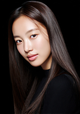 JPG 편집이미지 긴머리 헤어스타일 옷 여자 패션 조명 뷰티 카메라 사진촬영 매력적 심플 뷰티풀 의료성형뷰티 편집실사 AI포토 AI인물포토 AI콘텐츠 컨셉 사람 전자제품 촬영 CG 파일형식