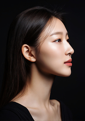 JPG 편집이미지 긴머리 여자 패션 조명 사람 옆모습 촬영 표현 우아함 피부 뷰티풀 의료성형뷰티 스타일 편집실사 AI포토 AI인물포토 AI콘텐츠 헤어스타일 뷰포인트 컨셉 신체부위 CG 파일형식