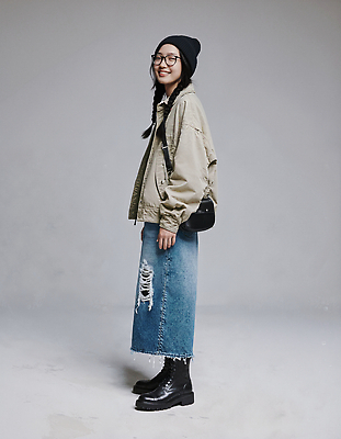 JPG 편집이미지 모자 옷 여자 패션 안경 캐주얼 청춘 유행 고독 스니커즈 찢어짐 의료성형뷰티 스타일 편집실사 AI포토 AI인물포토 AI콘텐츠 잡화 감정 운동화 컨셉 모션 사람 CG 파일형식