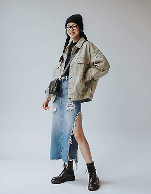 JPG 모델 편집이미지 디자인 옷 여자 패션 포즈 장신구 스튜디오 캐주얼 유행 재킷 청바지 모던 의료성형뷰티 스타일 편집실사 AI포토 AI인물포토 AI콘텐츠 바지 사람 외투 CG 파일형식