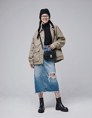 JPG 모델 편집이미지 옷 여자 패션 안경 포즈 부츠 캐주얼 재킷 니트 비니 의료성형뷰티 스타일 편집실사 AI포토 AI인물포토 AI콘텐츠 모자_잡화 잡화 신발 상의 사람 외투 CG 파일형식