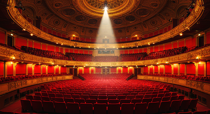 JPG 편집이미지 디자인 예술 의자 조명 내부 빨간색 공연 공간 화려 분위기 극장 공연장 조화 편집실사 AI포토 AI콘텐츠 컬러 가구 컨셉 이벤트 CG 파일형식