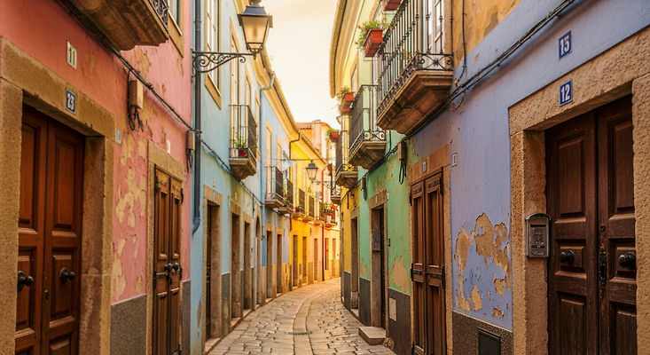 JPG 편집이미지 유럽 벽 컬러 여행 아침 조명 거리 풍경 건물 도시 보행자 골목길 오후 풍경화 편집실사 AI포토 AI콘텐츠 주간 건축물 나라 길 CG 그림 파일형식