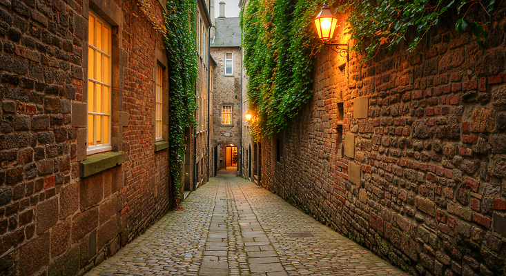 JPG 나무 편집이미지 가로등 자연 거리 돌담 풍경 건물 빛 시골 중세 골목길 저녁 편안함 편집실사 AI포토 AI콘텐츠 식물 건축물 공공시설 길 담장 돌_바위 감각 역사 야간 CG 생태계 파일형식