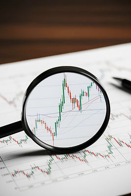 JPG 편집이미지 통계 그래프 실험 금융 경제 유행 자료 정보 시장 분석 투자 확대경 금융거래 서류판 이미지편집 AI포토 AI콘텐츠 컨셉 비즈니스 사무용품 파일형식