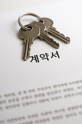 JPG 편집이미지 열쇠 부동산 금융 거래 구매 계약 준비 문서 법 계약서 서명 임대 중요성 편집실사 AI포토 AI콘텐츠 컨셉 비즈니스 경제 쇼핑 재산 CG 파일형식