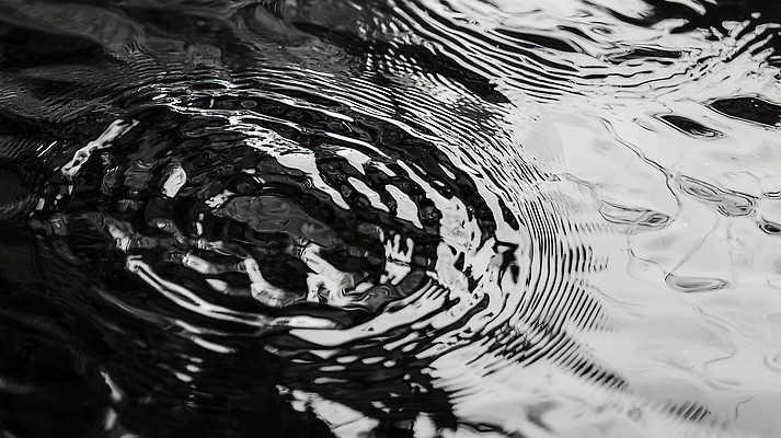 JPG 편집이미지 패턴 자연 흑백 풍경 물 반사 어둠 수면 분위기 변화 신비 조화 뷰티풀 잔물결 편집실사 AI포토 AI콘텐츠 자연요소 물결 컨셉 무늬 촬영기법 CG 생태계 파일형식