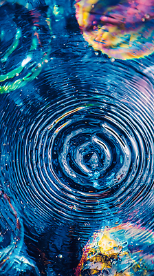 JPG 편집이미지 물결 컬러 모션 자연 물 파란색 반사 수중 물방울 체험 수면 장면 뷰티풀 차분 편집실사 AI포토 AI콘텐츠 자연요소 컨셉 CG 생태계 파일형식