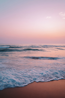 JPG 편집이미지 물결 모래 파도 바다 자연 하늘 풍경 해변 햇빛 일출 새벽 서핑 모래언덕 차분 편집실사 AI포토 AI콘텐츠 자연요소 컨셉 태양 노을 수상스포츠 언덕 CG 생태계 파일형식