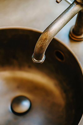 JPG 편집이미지 디자인 표면 물 인테리어 금속 주방 소리 청결 공간 흐름 욕실 세면대 수도꼭지 깊이 설치 편집실사 AI포토 AI콘텐츠 자연요소 컨셉 재질 위생 CG 파일형식