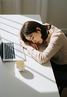 JPG 편집이미지 커피 창문 휴식 스트레스 직장 피곤 사람 컴퓨터 사무실 햇빛 작업 집중 오후 의료성형뷰티 번아웃증후군 편집실사 AI인물포토 AI콘텐츠 음료 컨셉 회사 비즈니스 전자제품 태양 사회이슈 CG 파일형식 AI포토