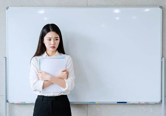 JPG 편집이미지 학생 교육 교실 수업 표정 환경 자료 불안 고민 준비 전달 화이트보드 긴장 의료성형뷰티 번아웃증후군 편집실사 AI인물포토 AI콘텐츠 감정 학교 사회이슈 CG 파일형식 AI포토