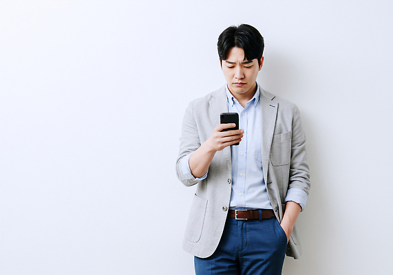 JPG 편집이미지 남자 벽 직장 기술 정장 일상 스마트폰 감각 메시지 스마트 집중 모던 일과 의료성형뷰티 세련 번아웃증후군 편집실사 AI인물포토 AI콘텐츠 옷 컨셉 회사 사람 라이프 핸드폰 스마트기기 사회이슈 CG 파일형식 AI포토