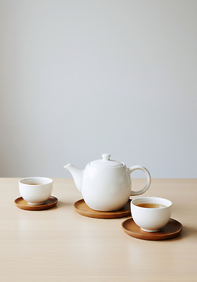 JPG 편집이미지 음료 아침 실내 요리 일상 식사 고요 도자기 차 다도 찻주전자 설거지 나무탁자 편집실사 AI포토 AI콘텐츠 주간 가사 탁자 주전자 내부 라이프 예절 CG 파일형식