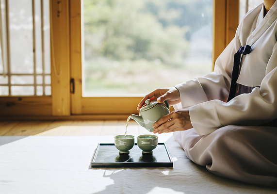 JPG 편집이미지 전통 문화 자연 한국 평화 고요 시골 의식 차 다도 전통의상 창가 의료성형뷰티 편집실사 AI인물포토 AI콘텐츠 아시아 음료 컨셉 창문 예절 CG 생태계 파일형식 AI포토