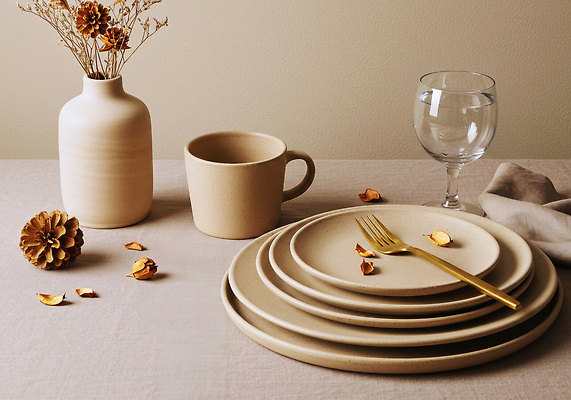 JPG 편집이미지 식기 디자인 꽃 여유 식탁 탁자 따뜻함 꽃병 식사 고요 상차림 고객 정리 편집실사 AI포토 AI콘텐츠 식물 감정 가구 CG 파일형식