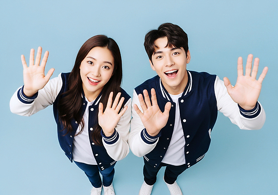 JPG 편집이미지 행복 백그라운드 표정 웃음 캐주얼 파란색 청바지 인사 야구점퍼 소통 손흔들기 의료성형뷰티 스타일 편집실사 AI인물포토 AI콘텐츠 옷 감정 컬러 컨셉 바지 모션 점퍼 예절 CG 파일형식 AI포토