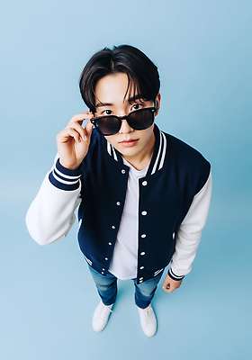 JPG 편집이미지 손 옷 패션 남자 포즈 앞모습 선글라스 머리카락 청바지 파란배경 의료성형뷰티 편집실사 AI인물포토 AI콘텐츠 안경 뷰포인트 백그라운드 바지 사람 신체부위 파란색 머리 CG 파일형식 AI포토