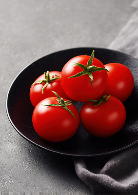 JPG 편집이미지 접시 토마토 채소 재료 자연 건강 요리 빨간색 농작물 주방 식사 샐러드 신선 비타민 편집실사 AI포토 AI콘텐츠 식기 음식 컬러 농업 CG 생태계 영양소 파일형식