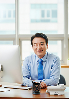 JPG 편집이미지 남자 포즈 비즈니스 창문 회의 직장 밝음 미소 컴퓨터 사무실 업무 직장인 전문 의료성형뷰티 편집실사 AI인물포토 AI콘텐츠 직업 회사 표정 사람 전자제품 작업 CG 파일형식 AI포토