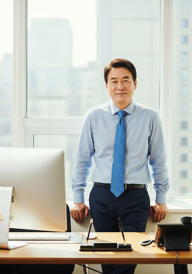 JPG 편집이미지 남자 포즈 비즈니스 정장 빌딩 사무실 카메라 환경 업무 직장인 자신감 고급 전문직 의료성형뷰티 세련 편집실사 AI인물포토 AI콘텐츠 직업 옷 감정 컨셉 사람 건물 전자제품 작업 CG 파일형식 AI포토