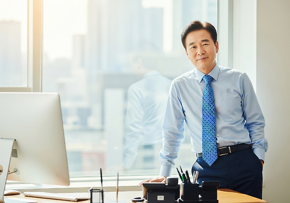 JPG 편집이미지 남자 중년 포즈 비즈니스 창문 정장 일상 사무실 햇빛 환경 도시 업무 자신감 의료성형뷰티 경관 편집실사 AI인물포토 AI콘텐츠 옷 감정 사람 풍경 성인 라이프 태양 작업 CG 파일형식 AI포토