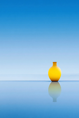 JPG 모양 편집이미지 디자인 예술 컬러 패턴 하늘 반사 노란색 항아리 수면 조화 뷰티풀 이미지편집 AI컴퓨터그래픽 AI콘텐츠 무늬 물 도자기 파일형식