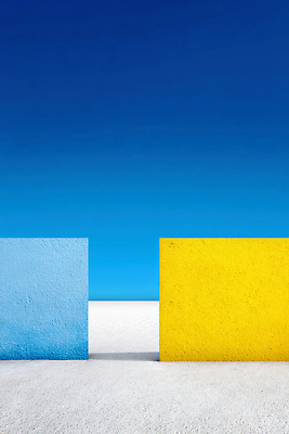 JPG 편집이미지 건축물 디자인 벽 컬러 백그라운드 하늘 풍경 파란색 노란색 평화 맑음 흰색 비교 조화 이미지편집 AI컴퓨터그래픽 AI콘텐츠 건축 컨셉 날씨 파일형식