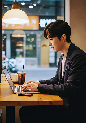 JPG 편집이미지 남자 커피 음료 서울 일상 노트북 컴퓨터 환경 카페 작업 사무 차 집중 창가 의료성형뷰티 편집실사 AI인물포토 AI콘텐츠 컨셉 창문 한국 사람 라이프 전자제품 상점 업무 CG 파일형식 AI포토