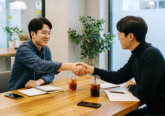 JPG 편집이미지 남자 커피 음료 비즈니스 관계 탁자 협력 악수 직장 대화 사무실 공책 의료성형뷰티 편집실사 AI인물포토 AI콘텐츠 가구 회사 문구용품 말하기 사람 손짓 CG 파일형식 AI포토