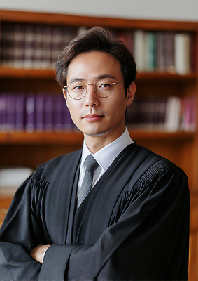 JPG 편집이미지 남자 백그라운드 실험 책 교양 판사복 분위기 서재 판사 집중 법원 정의 전문 의료성형뷰티 편집실사 AI포토 AI인물포토 AI콘텐츠 컨셉 사람 가운 법률가 CG 파일형식