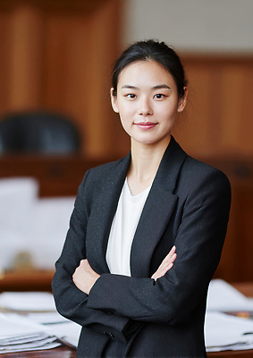 JPG 편집이미지 여자 모션 정장 내부 업무 전문직 집중 문서 법 법원 변호사 의료성형뷰티 편집실사 AI포토 AI인물포토 AI콘텐츠 직업 옷 컨셉 사람 작업 CG 파일형식