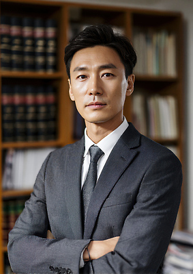 JPG 편집이미지 남자 포즈 비즈니스 선반 한국 정장 책 사무실 직장인 자신감 분위기 서재 초상화 전문 의료성형뷰티 편집실사 AI포토 AI인물포토 AI콘텐츠 직업 옷 감정 아시아 가구 컨셉 사람 CG 그림 파일형식