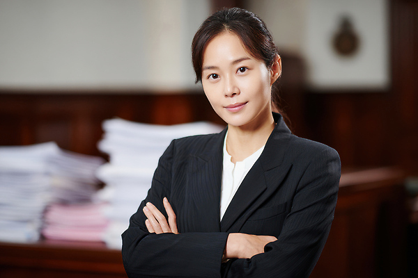 JPG 편집이미지 성공 조명 이야기 사무실 분위기 집중 문서 법 장면 변호사 법정 의료성형뷰티 편집실사 AI포토 AI인물포토 AI콘텐츠 직업 컨셉 비즈니스 CG 파일형식