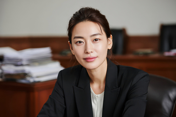 JPG 편집이미지 직업 여자 회의 표정 정장 자신감 문서 법 변호사 법정 전문 조언 의료성형뷰티 편집실사 AI포토 AI인물포토 AI콘텐츠 옷 감정 비즈니스 사람 CG 파일형식
