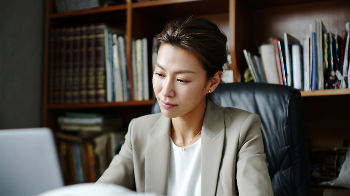 JPG 편집이미지 직업 여자 책장 컴퓨터 사무실 환경 자료 업무 작업 직장인 집중 경영 의료성형뷰티 편집실사 AI포토 AI인물포토 AI콘텐츠 가구 컨셉 비즈니스 사람 전자제품 CG 파일형식