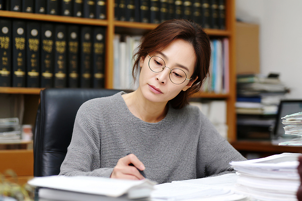 JPG 편집이미지 여자 실험 일상 책 사무실 환경 업무 작업 사무 집중 문서 열정 문서정리 서류더미 의료성형뷰티 편집실사 AI포토 AI인물포토 AI콘텐츠 감정 컨셉 비즈니스 사람 라이프 CG 파일형식 더미