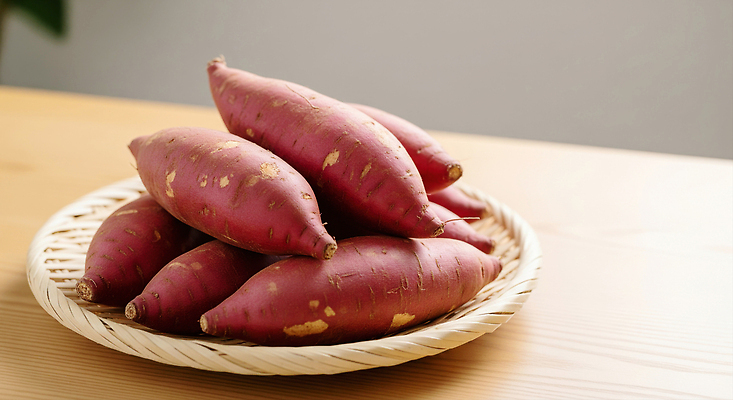 JPG 편집이미지 다이어트 채소 탁자 건강 농작물 주방 고구마 나무쟁반 식사준비 제철음식 맛있는 편집실사 AI포토 AI콘텐츠 음식 가구 농업 뿌리채소 쟁반 목재 CG 준비 제철 파일형식