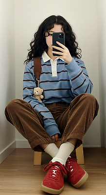 JPG 편집이미지 학생 패션 인형 포즈 티셔츠 바지 일상 파란색 갈색 줄무늬 거울 편안함 셀프카메라 오브젝트 의료성형뷰티 스타일 편집실사 AI인물포토 AI콘텐츠 컬러 셔츠 무늬 하의 라이프 사진촬영 감각 CG 파일형식 AI포토